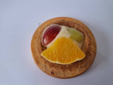 Taze meyveli turta. Çıtır turta hamuru, krema ya da muhallebi ve taze meyve karışımından oluşan bir tatlı türüdür.