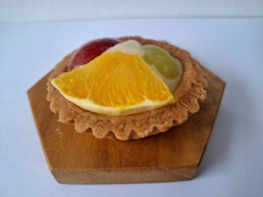 Taze meyveli turta. Çıtır turta hamuru, krema ya da muhallebi ve taze meyve karışımından oluşan bir tatlı türüdür.