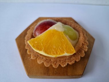 Taze meyveli turta. Çıtır turta hamuru, krema ya da muhallebi ve taze meyve karışımından oluşan bir tatlı türüdür.