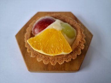 Taze meyveli turta. Çıtır turta hamuru, krema ya da muhallebi ve taze meyve karışımından oluşan bir tatlı türüdür.