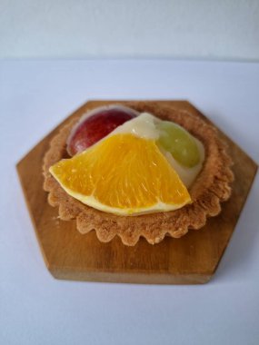 Taze meyveli turta. Taze meyve turtası tatlı, ekşi ve lezzetli tadı ile tanınır, aynı zamanda çekici görünüşü de zirvede bulunan renkli taze meyvelerden dolayı