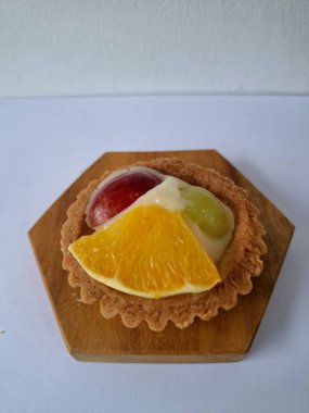 Taze meyveli turta. Taze meyve turtası tatlı, ekşi ve lezzetli tadı ile tanınır, aynı zamanda çekici görünüşü de zirvede bulunan renkli taze meyvelerden dolayı