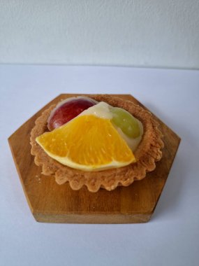 Taze meyveli turta. Çıtır turta hamuru, krema ya da muhallebi ve taze meyve karışımından oluşan bir tatlı türüdür.