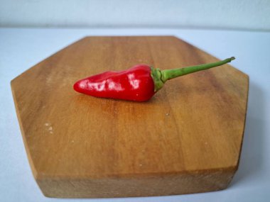 Cayenne biberi. Bu bir kırmızı biber türüdür, temel olarak yemeklere ısı ve tat katmak için kullanılır. Geleneksel tıpta da kullanılıyor ve özellikle ağrı kesici ve dolaşımla ilgili bazı sağlık faydaları olabilir.