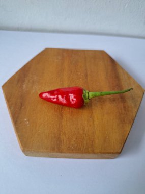 Kırmızı arnavut biberi. Kırmızı biber, acı bir tadı olan ve genellikle yemek ve tıpta kullanılan bir kırmızı biber türüdür. Bu biber ince şekli, parlak kırmızı rengi ve yüksek baharat seviyesi ile bilinir.