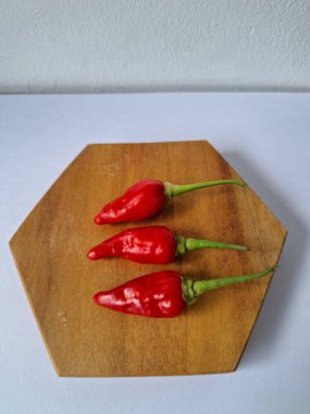 Kırmızı arnavut biberi. Kırmızı biber, acı bir tadı olan ve genellikle yemek ve tıpta kullanılan bir kırmızı biber türüdür. Bu biber ince şekli, parlak kırmızı rengi ve yüksek baharat seviyesi ile bilinir.