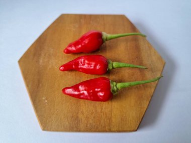 Kırmızı arnavut biberi. Kırmızı biber, acı bir tadı olan ve genellikle yemek ve tıpta kullanılan bir kırmızı biber türüdür. Bu biber ince şekli, parlak kırmızı rengi ve yüksek baharat seviyesi ile bilinir.