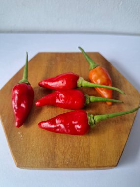 Kırmızı arnavut biberi. Kırmızı biber, acı bir tadı olan ve genellikle yemek ve tıpta kullanılan bir kırmızı biber türüdür. Bu biber ince şekli, parlak kırmızı rengi ve yüksek baharat seviyesi ile bilinir.