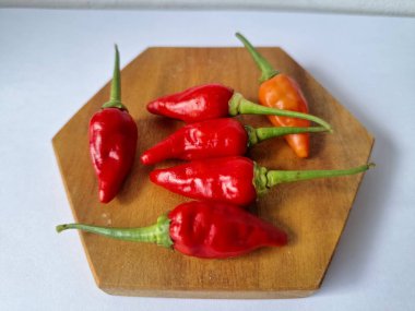 Cayenne biberi. Bu bir kırmızı biber türüdür, temel olarak yemeklere ısı ve tat katmak için kullanılır. Geleneksel tıpta da kullanılıyor ve özellikle ağrı kesici ve dolaşımla ilgili bazı sağlık faydaları olabilir.