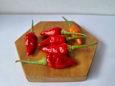 Kırmızı arnavut biberi. Kırmızı biber, acı bir tadı olan ve genellikle yemek ve tıpta kullanılan bir kırmızı biber türüdür. Bu biber ince şekli, parlak kırmızı rengi ve yüksek baharat seviyesi ile bilinir.