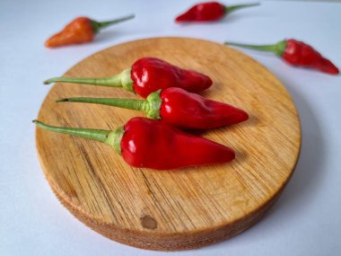 Cayenne biberi. Bu bir kırmızı biber türüdür, temel olarak yemeklere ısı ve tat katmak için kullanılır. Geleneksel tıpta da kullanılıyor ve özellikle ağrı kesici ve dolaşımla ilgili bazı sağlık faydaları olabilir.