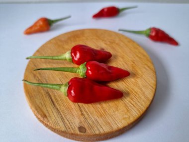 Kırmızı arnavut biberi. Kırmızı biber, acı bir tadı olan ve genellikle yemek ve tıpta kullanılan bir kırmızı biber türüdür. Bu biber ince şekli, parlak kırmızı rengi ve yüksek baharat seviyesi ile bilinir.