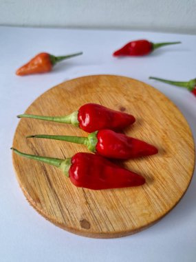 Kırmızı arnavut biberi. Kırmızı biber, acı bir tadı olan ve genellikle yemek ve tıpta kullanılan bir kırmızı biber türüdür. Bu biber ince şekli, parlak kırmızı rengi ve yüksek baharat seviyesi ile bilinir.