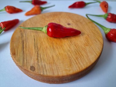 Cayenne biberi. Bu bir kırmızı biber türüdür, temel olarak yemeklere ısı ve tat katmak için kullanılır. Geleneksel tıpta da kullanılıyor ve özellikle ağrı kesici ve dolaşımla ilgili bazı sağlık faydaları olabilir.