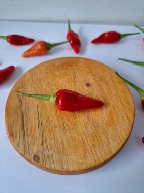 Kırmızı arnavut biberi. Kırmızı biber, acı bir tadı olan ve genellikle yemek ve tıpta kullanılan bir kırmızı biber türüdür. Bu biber ince şekli, parlak kırmızı rengi ve yüksek baharat seviyesi ile bilinir.