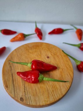 Kırmızı arnavut biberi. Kırmızı biber, acı bir tadı olan ve genellikle yemek ve tıpta kullanılan bir kırmızı biber türüdür. Bu biber ince şekli, parlak kırmızı rengi ve yüksek baharat seviyesi ile bilinir.