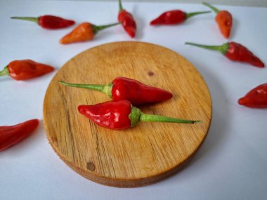 Kırmızı arnavut biberi. Kırmızı biber, acı bir tadı olan ve genellikle yemek ve tıpta kullanılan bir kırmızı biber türüdür. Bu biber ince şekli, parlak kırmızı rengi ve yüksek baharat seviyesi ile bilinir.