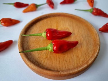 Kırmızı arnavut biberi. Kırmızı biber, acı bir tadı olan ve genellikle yemek ve tıpta kullanılan bir kırmızı biber türüdür. Bu biber ince şekli, parlak kırmızı rengi ve yüksek baharat seviyesi ile bilinir.