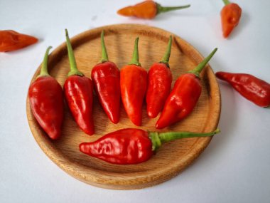 Kırmızı arnavut biberi. Kırmızı biber, acı bir tadı olan ve genellikle yemek ve tıpta kullanılan bir kırmızı biber türüdür. Bu biber ince şekli, parlak kırmızı rengi ve yüksek baharat seviyesi ile bilinir.