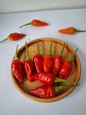 Kırmızı arnavut biberi. Kırmızı biber, acı bir tadı olan ve genellikle yemek ve tıpta kullanılan bir kırmızı biber türüdür. Bu biber ince şekli, parlak kırmızı rengi ve yüksek baharat seviyesi ile bilinir.