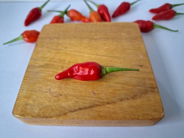 Kırmızı arnavut biberi. Kırmızı biber, acı bir tadı olan ve genellikle yemek ve tıpta kullanılan bir kırmızı biber türüdür. Bu biber ince şekli, parlak kırmızı rengi ve yüksek baharat seviyesi ile bilinir.