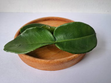 Kafir limon yaprakları. Özellikle Asya mutfağında, eşsiz lezzetleri ve aromaları için kullanılırlar. Bitkisel ilaçlar da dahil olmak üzere çeşitli uygulamalarda da kullanılmaktadırlar.