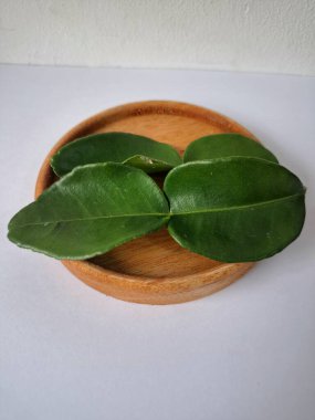 Taze kaffir limon yaprakları. Bunlar öncelikle Güneydoğu Asya mutfağındaki yoğun narenciye aromaları ve tatları için kullanılır. Çorba, köri, kızartma ve salatalara lezzet katmak için eklenir.