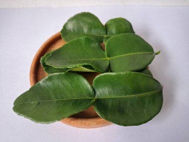 Kafir limon yaprakları. Özellikle Asya mutfağında, eşsiz lezzetleri ve aromaları için kullanılırlar. Bitkisel ilaçlar da dahil olmak üzere çeşitli uygulamalarda da kullanılmaktadırlar.