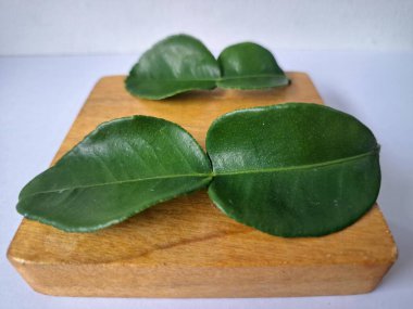 Kafir limon yaprakları. Özellikle Asya mutfağında, eşsiz lezzetleri ve aromaları için kullanılırlar. Bitkisel ilaçlar da dahil olmak üzere çeşitli uygulamalarda da kullanılmaktadırlar.