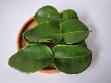 Taze kaffir limon yaprakları. Bunlar öncelikle Güneydoğu Asya mutfağındaki yoğun narenciye aromaları ve tatları için kullanılır. Çorba, köri, kızartma ve salatalara lezzet katmak için eklenir.