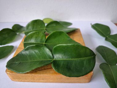 Taze kaffir limon yaprakları. Bunlar öncelikle Güneydoğu Asya mutfağındaki yoğun narenciye aromaları ve tatları için kullanılır. Çorba, köri, kızartma ve salatalara lezzet katmak için eklenir.