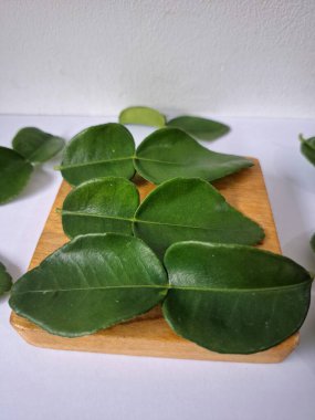 Taze kaffir limon yaprakları. Bunlar öncelikle Güneydoğu Asya mutfağındaki yoğun narenciye aromaları ve tatları için kullanılır. Çorba, köri, kızartma ve salatalara lezzet katmak için eklenir.