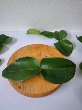 Taze kaffir limon yaprakları. Bunlar öncelikle Güneydoğu Asya mutfağındaki yoğun narenciye aromaları ve tatları için kullanılır. Çorba, köri, kızartma ve salatalara lezzet katmak için eklenir.