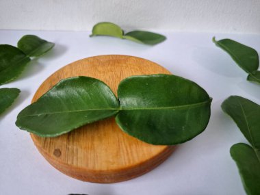 Taze kaffir limon yaprakları. Bunlar öncelikle Güneydoğu Asya mutfağındaki yoğun narenciye aromaları ve tatları için kullanılır. Çorba, köri, kızartma ve salatalara lezzet katmak için eklenir.