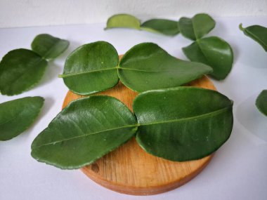 Taze kaffir limon yaprakları. Bunlar öncelikle Güneydoğu Asya mutfağındaki yoğun narenciye aromaları ve tatları için kullanılır. Çorba, köri, kızartma ve salatalara lezzet katmak için eklenir.