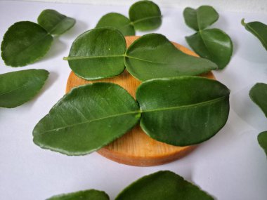 Kafir limon yaprakları. Özellikle Asya mutfağında, eşsiz lezzetleri ve aromaları için kullanılırlar. Bitkisel ilaçlar da dahil olmak üzere çeşitli uygulamalarda da kullanılmaktadırlar.
