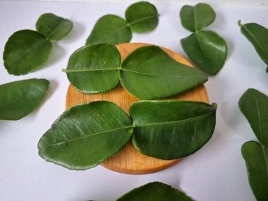 Taze kaffir limon yaprakları. Bunlar öncelikle Güneydoğu Asya mutfağındaki yoğun narenciye aromaları ve tatları için kullanılır. Çorba, köri, kızartma ve salatalara lezzet katmak için eklenir.