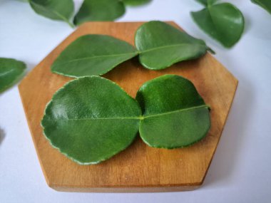 Taze kaffir limon yaprakları. Bunlar öncelikle Güneydoğu Asya mutfağındaki yoğun narenciye aromaları ve tatları için kullanılır. Çorba, köri, kızartma ve salatalara lezzet katmak için eklenir.