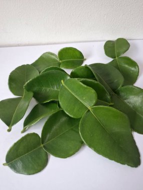 Taze kaffir limon yaprakları. Bunlar öncelikle Güneydoğu Asya mutfağındaki yoğun narenciye aromaları ve tatları için kullanılır. Çorba, köri, kızartma ve salatalara lezzet katmak için eklenir.