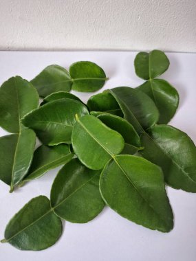 Kafir limon yaprakları. Koyu yeşil, parlak, çift katlı, güçlü, aromalı ve aromalı bir yaprak. Genellikle Güneydoğu Asya mutfağında eşsiz koku ve tatları için kullanılır.