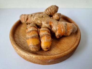 Taze zerdeçal. Zerdeçal parlak sarı bir baharattır. Pek çok Güney Asya ve Orta Doğu mutfağında canlı rengi ve kendine özgü lezzeti ile tanınan bir maddedir. Zerdeçal geleneksel ilaçlarda da yaygın olarak kullanılır.