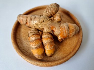 Taze zerdeçal. Zerdeçal parlak sarı bir baharattır. Pek çok Güney Asya ve Orta Doğu mutfağında canlı rengi ve kendine özgü lezzeti ile tanınan bir maddedir. Zerdeçal geleneksel ilaçlarda da yaygın olarak kullanılır.