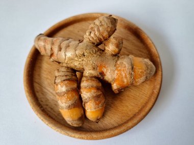 Taze zerdeçal. Zerdeçal parlak sarı bir baharattır. Pek çok Güney Asya ve Orta Doğu mutfağında canlı rengi ve kendine özgü lezzeti ile tanınan bir maddedir. Zerdeçal geleneksel ilaçlarda da yaygın olarak kullanılır.