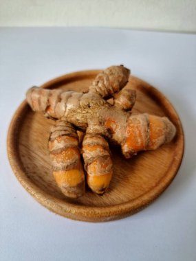 Taze zerdeçal. Zerdeçal parlak sarı bir baharattır. Pek çok Güney Asya ve Orta Doğu mutfağında canlı rengi ve kendine özgü lezzeti ile tanınan bir maddedir. Zerdeçal geleneksel ilaçlarda da yaygın olarak kullanılır.