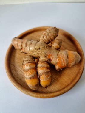 Taze zerdeçal. Zerdeçal parlak sarı bir baharattır. Pek çok Güney Asya ve Orta Doğu mutfağında canlı rengi ve kendine özgü lezzeti ile tanınan bir maddedir. Zerdeçal geleneksel ilaçlarda da yaygın olarak kullanılır.