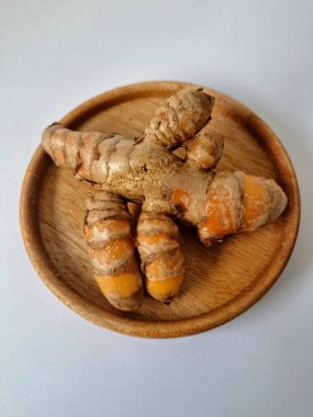 Servis panosundaki taze zerdeçal. Hareketli sarı rengiyle biliniyor. Aktif bileşik curkiminden geliyor. Zerdeçal, özellikle Güneydoğu Asya mutfağında lezzet ve renk artışı olarak yaygın olarak kullanılır.