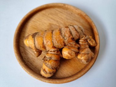 Taze zerdeçal. Zerdeçal parlak sarı bir baharattır. Pek çok Güney Asya ve Orta Doğu mutfağında canlı rengi ve kendine özgü lezzeti ile tanınan bir maddedir. Zerdeçal geleneksel ilaçlarda da yaygın olarak kullanılır.