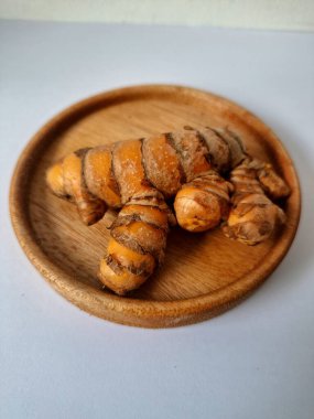 Taze zerdeçal. Zerdeçal parlak sarı bir baharattır. Pek çok Güney Asya ve Orta Doğu mutfağında canlı rengi ve kendine özgü lezzeti ile tanınan bir maddedir. Zerdeçal geleneksel ilaçlarda da yaygın olarak kullanılır.