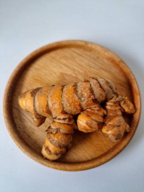 Taze zerdeçal. Zerdeçal parlak sarı bir baharattır. Pek çok Güney Asya ve Orta Doğu mutfağında canlı rengi ve kendine özgü lezzeti ile tanınan bir maddedir. Zerdeçal geleneksel ilaçlarda da yaygın olarak kullanılır.