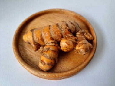 Taze zerdeçal. Zerdeçal parlak sarı bir baharattır. Pek çok Güney Asya ve Orta Doğu mutfağında canlı rengi ve kendine özgü lezzeti ile tanınan bir maddedir. Zerdeçal geleneksel ilaçlarda da yaygın olarak kullanılır.